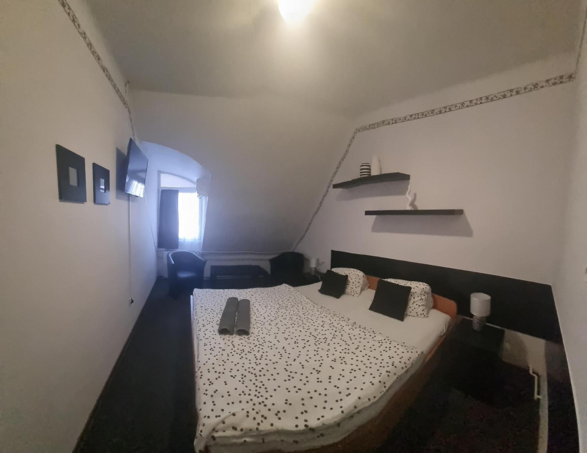 Romantik Etterem - Panzio Tatabánya Dış mekan fotoğraf