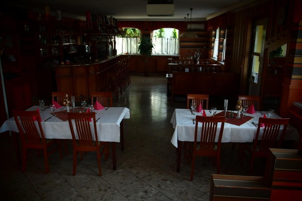 Romantik Etterem - Panzio Tatabánya Dış mekan fotoğraf
