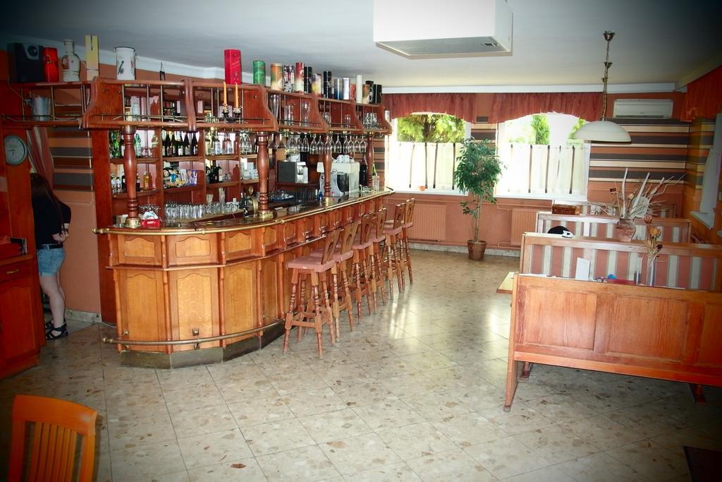 Romantik Etterem - Panzio Tatabánya Dış mekan fotoğraf