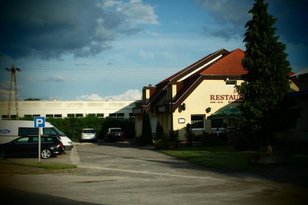 Romantik Etterem - Panzio Tatabánya Dış mekan fotoğraf